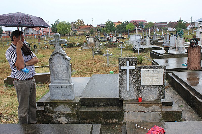 Rekasch - im Friedhof.jpg